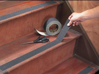 عکس از عملیات اجرای ضد لغزش ها یا ترمز پله (استوپ پله یا سُرگیر)